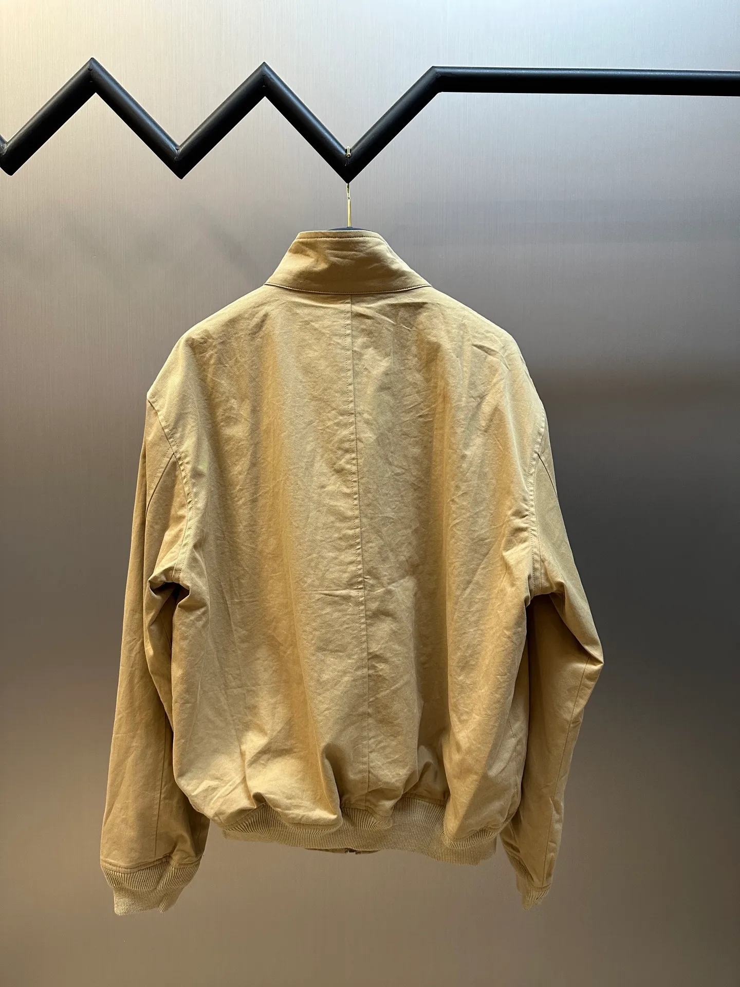 🅿️560 Ralph Lauren embroidered zipper jacket is made of custom-made fine cotton twill elegant fabric, with khaki as the background color, and exquisite pony logo embellishment, bringing an atmosphere of freedom and vitality, injecting the soul charm of the brand.  Using imported machine embroidery technology, advanced computer control systems and precision mechanical components are used to achieve the iconic pony embroidery operation.  The template machine opens the bag, and the preset template guides the position, shape and size of the bag. The accuracy ensures the quality of the bag opening effect. Infrared positioning cutting machine. The infrared transmitter and infrared receiver are used to achieve precise positioning of the material, and the accuracy can reach the micron level, thereby meeting the effect of high-precision cutting of plaid alignment.  size：s m l xl